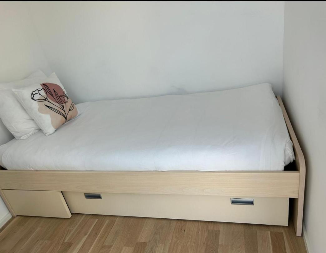 Apartment New Spacious Two Bedroom Center With Parking, Near Public Transport Luxemburg